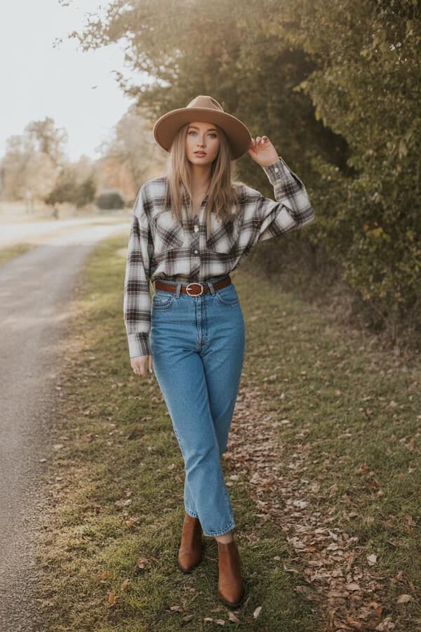 Plaid Flannel Shirt Outfit with High-Waisted Jeans and Hat