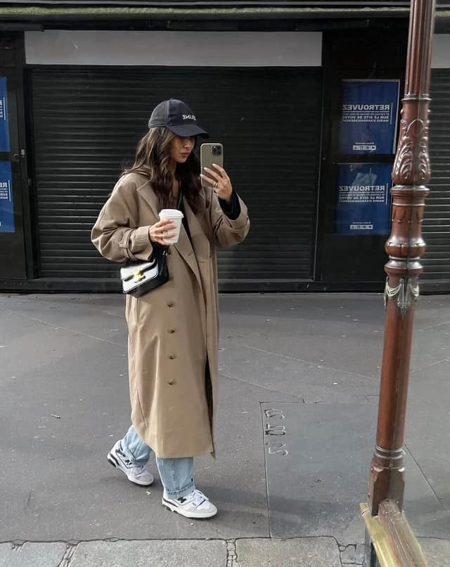 Oversized Beige Trench Coat Outfit with Jeans and Sneakers