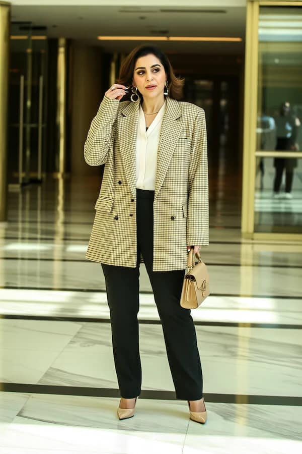 Oversized Houndstooth Blazer Outfit with Black Trousers